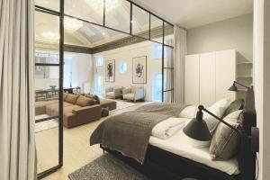 - une chambre avec un grand lit et un salon dans l'établissement Unique 3 Bedroom Flat in Vibrant Frederiksberg, à Copenhague