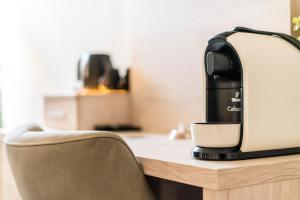 a coffee machine sitting on a wooden table at Hökis-Zimmervermietung 4 in Brande-Hörnerkirchen