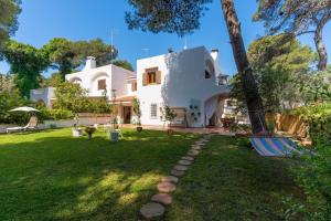 una gran casa blanca con patio en Villa Cuore Verde by Perle di Puglia, en San Cataldo