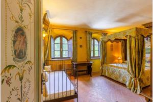 1 dormitorio con 1 cama en una habitación con paredes amarillas en I Segreti del Borgo, en Penna in Teverina