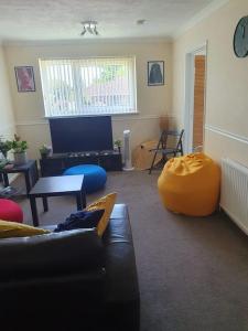 ein Wohnzimmer mit einem Sofa und einem Tisch in der Unterkunft 1bedroom flat wt ext sofa chair in Horsham