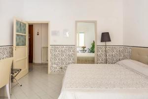 um quarto com uma cama grande e um espelho em A Casa Da Mami em Piano di Sorrento