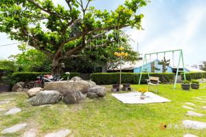 a garden with a tree and a swing at Jieyuan Homestay in Jian