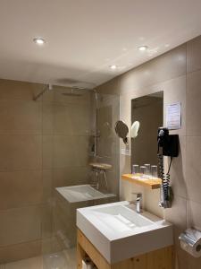 Koupelna v ubytování LE CLOS DES SOURCES Hôtel & Spa