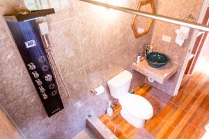 Koupelna v ubytování Golden Palms Apartment + 31 fotografií