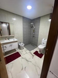 ein Bad mit einer Dusche, einem WC und einem Waschbecken in der Unterkunft Apartment Nador Jadid Hay Al Matar Appart 009 in Nador