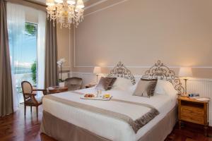 Кровать или кровати в номере Grand Hotel Miramare