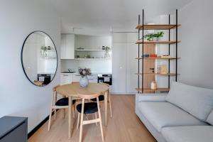 een woonkamer met een tafel en een bank bij Luxury Aura 40 - 6 by Grand Apartments in Gdańsk