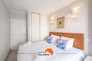 une chambre avec un lit avec deux oreillers dans l'établissement #097 Casa Antonieta 2 by Home Holidays, à Albufeira 28 autres photos