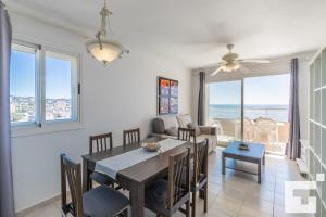 jadalnia i salon ze stołem i krzesłami w obiekcie Apartamento Apolo XVI 67 - Grupo Turis w mieście Calpe