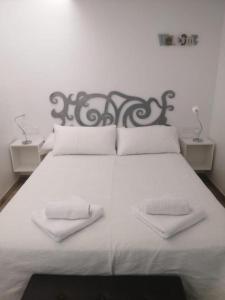 Postel nebo postele na pokoji v ubytování Lantana Suite-Turis Benidorm