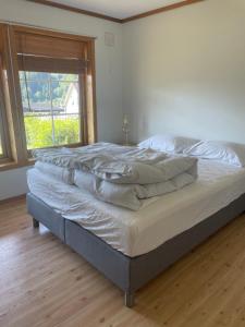 Postel nebo postele na pokoji v ubytování 2 bedroom apartment in Sogndal