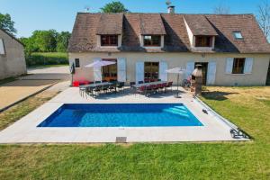 ein Haus mit einem Pool vor einem Haus in der Unterkunft Crazy Villa Gaudiniere 89 - Heated pool - Multisport - 2h Paris - 30p in Champcevrais