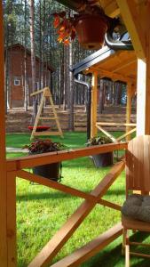 un tavolo da picnic in un cortile con struttura in legno di Brvnare Borove iglice a Vinci Altre 10 foto