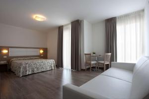 Postel nebo postele na pokoji v ubytování Hotel Columbia & Ninfea