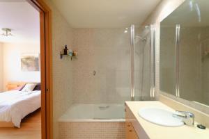 Koupelna v ubytování BEAUTIFUL APARTMENT WITH POOL TOSSa 2 + 21 fotografií