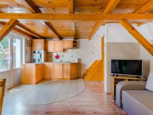 uma grande cozinha com tectos em madeira e uma sala de estar em Pokoje gościnne Kolc em Jastarnia