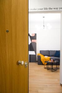 drzwi otwierające się na salon w obiekcie Dado's Apartment w Atenach