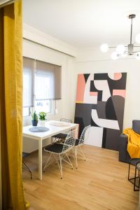 雅典的住宿－Dado's Apartment，一间配备有白色桌椅的用餐室