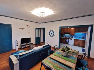 ein Wohnzimmer mit einem Sofa und einem Tisch in der Unterkunft Gîte 4 étoiles dans le Jura - Lagoon in Chamblay