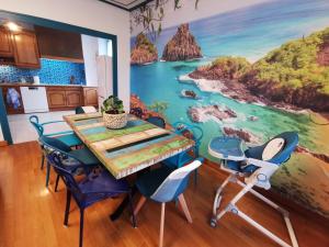 a dining room with a painting on the wall at Gîte 4 étoiles dans le Jura - Lagoon in Chamblay