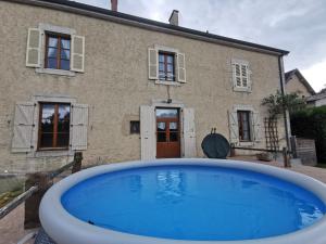 ChamblayGîte 4 étoiles dans le Jura - Lagoon的前面有一个大游泳池的房子