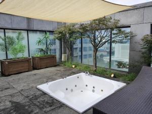 Κήπος έξω από το JS Boutique Hotel
