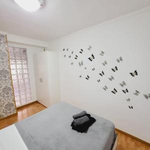 A bed or beds in a room at Grandera Apart`s - Pintor 31