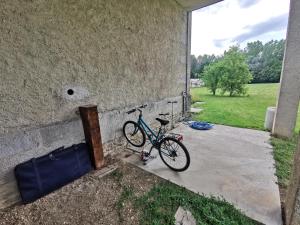 在Gîte 4 étoiles dans le Jura - Lagoon内部或周边骑自行车