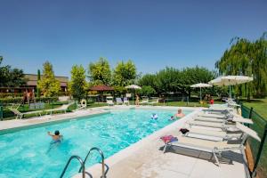 un grupo de personas jugando en una piscina en Agriturismo Il Melograno en Villafranca di Verona