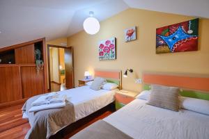 Cama o camas de una habitación en Peregrina Pensión 1