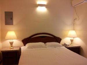 Postel nebo postele na pokoji v ubytování Capital Hotel