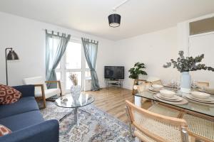 a living room with a blue couch and a table at Stay in Islington in style 3BDR apt Nr Upper St in London