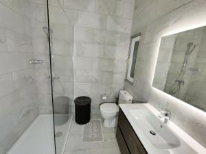 A bathroom at Lorenza Letting Two