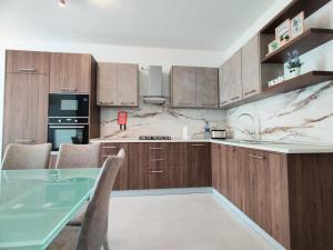 A kitchen or kitchenette at Lorenza Letting Two