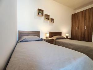 A bed or beds in a room at Lorenza Letting Two