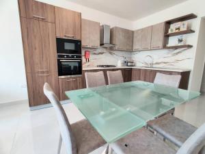 A kitchen or kitchenette at Lorenza Letting Two