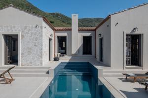 una piscina en el patio trasero de una villa en J&C Luxury Villa, en Asos
