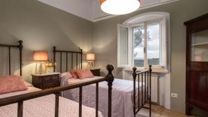 sypialnia z dwoma łóżkami i oknem w obiekcie Villa Caterina 8, Emma Villas w mieście San Gimignano +32 zdjęcia