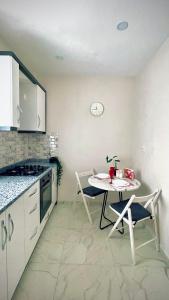 Kuchyň nebo kuchyňský kout v ubytování Home with 2 rooms in center of Antalya
