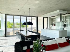 een keuken en eetkamer met een tafel en stoelen bij Luxury Villa EMG Frankfurt Heidelberg - Bensheim in Bensheim