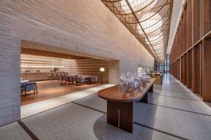 een lobby met een tafel met wijnglazen erop bij The Taikang Sanya, a Tribute Portfolio Resort in Sanya