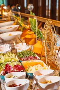 une table recouverte de beaucoup de différents types de nourriture dans l'établissement The Taikang Sanya, a Tribute Portfolio Resort, à Sanya