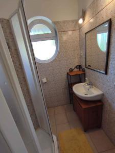 y baño con lavabo y espejo. en Apartments in Siofok/Balaton 19986 en Siófok