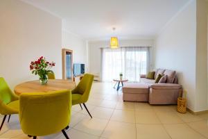 sala de estar con mesa, sillas y sofá en Anthi Luxury Apartments en Párga