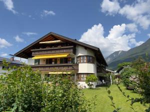 a house in the mountains with mountains in the background at AlpenZauber in Garmisch-Partenkirchen