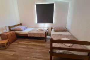 Zimmer mit 2 Betten und einem TV. in der Unterkunft Apartment 6 ZAGLAV 15 in Zaglav