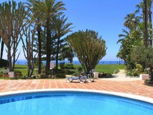 uma piscina com vista para o oceano em Modern apartment with pool on the beachfront in Marbella by SharingCo em Marbella