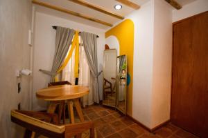 a small room with a table and a window at Casa Moseua Hotel Boutique de Autor in Querétaro