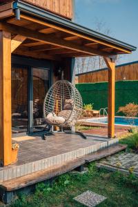 un columpio sentado en un patio con una casa en SAPANCA KURUÇEŞME TINY HOUSE, en Sapanca